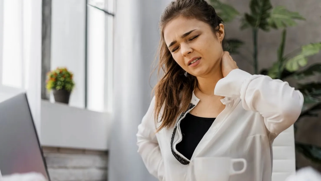 woman-having-neckache Active adults in Tampa focusing on mental clarity and nervous system balance to prevent functional decline, illustrating the modern approach to longevity.